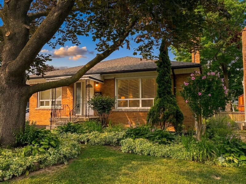 GREAT BUNGALOW IN QUIET TORONTO NEIGHBOURHOOD!
