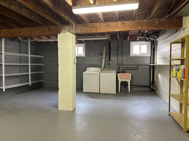 GREAT BUNGALOW IN QUIET TORONTO NEIGHBOURHOOD!