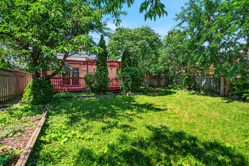 GREAT FAMILY HOME IN QUIET FAMILY NEIGHBOURHOOD IN MISSISSAUGA!