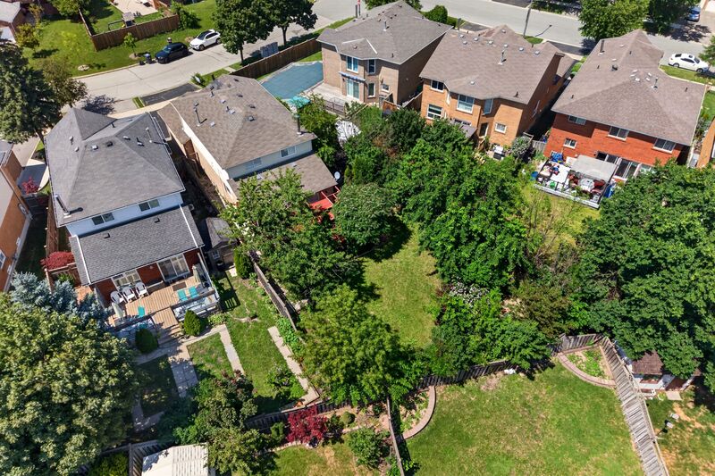 GREAT FAMILY HOME IN QUIET FAMILY NEIGHBOURHOOD IN MISSISSAUGA!