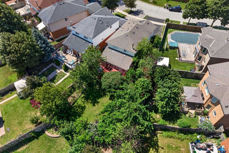 GREAT FAMILY HOME IN QUIET FAMILY NEIGHBOURHOOD IN MISSISSAUGA!