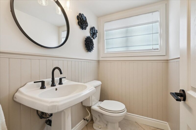 BEAUTIFUL RENOVATED HOME WITH A STUNNING BACKYARD!