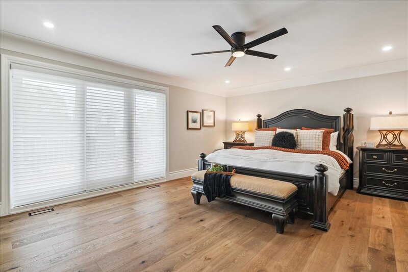 BEAUTIFUL RENOVATED HOME WITH A STUNNING BACKYARD!
