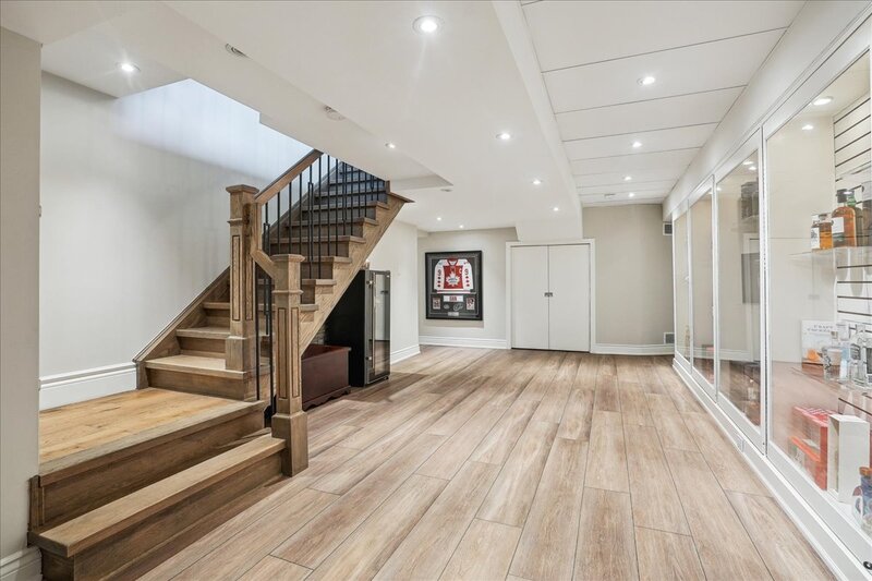 BEAUTIFUL RENOVATED HOME WITH A STUNNING BACKYARD!