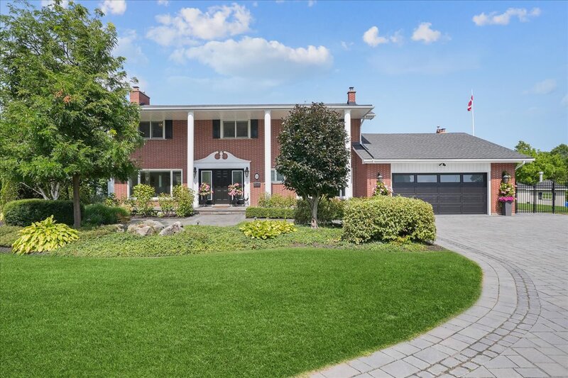 BEAUTIFUL RENOVATED HOME WITH A STUNNING BACKYARD!