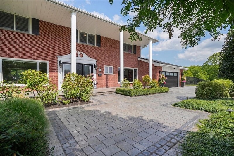 BEAUTIFUL RENOVATED HOME WITH A STUNNING BACKYARD!