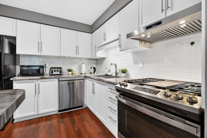 STUNNING TOWNHOUSE IN QUIET STONEY CREEK NEIGHBOURHOOD!