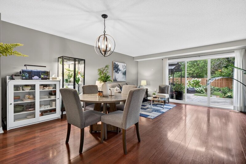 STUNNING TOWNHOUSE IN QUIET STONEY CREEK NEIGHBOURHOOD!