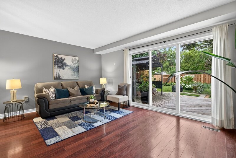 STUNNING TOWNHOUSE IN QUIET STONEY CREEK NEIGHBOURHOOD!