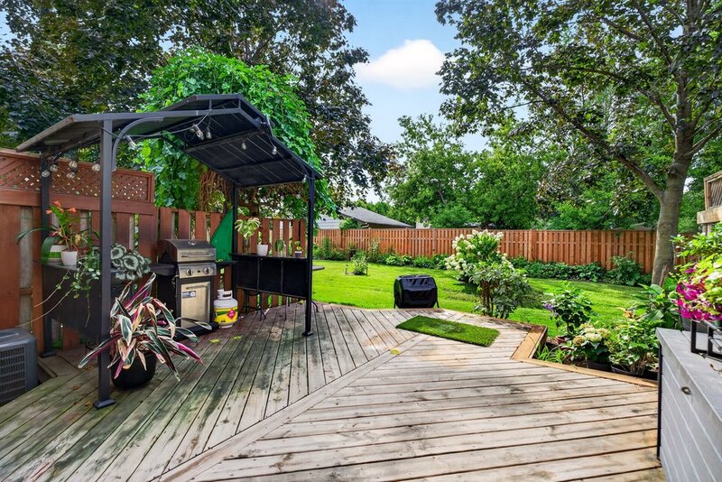 STUNNING TOWNHOUSE IN QUIET STONEY CREEK NEIGHBOURHOOD!