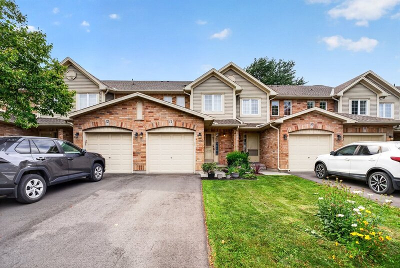 STUNNING TOWNHOUSE IN QUIET STONEY CREEK NEIGHBOURHOOD!