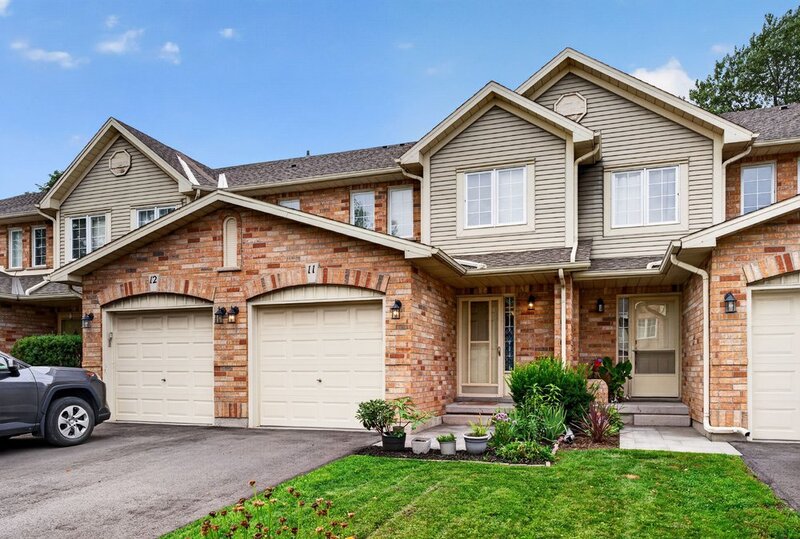 STUNNING TOWNHOUSE IN QUIET STONEY CREEK NEIGHBOURHOOD!