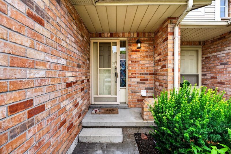 STUNNING TOWNHOUSE IN QUIET STONEY CREEK NEIGHBOURHOOD!