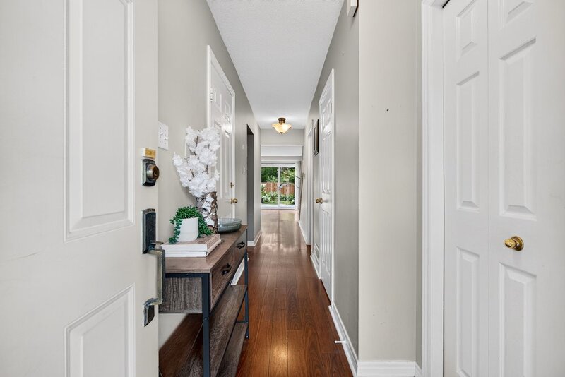 STUNNING TOWNHOUSE IN QUIET STONEY CREEK NEIGHBOURHOOD!