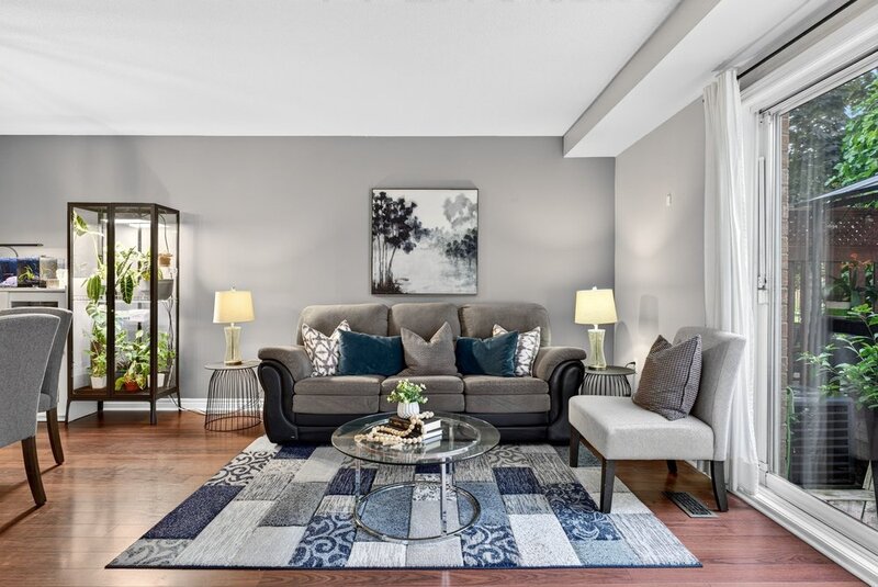 STUNNING TOWNHOUSE IN QUIET STONEY CREEK NEIGHBOURHOOD!