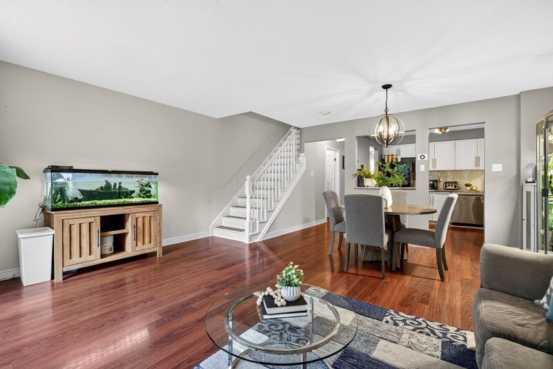 STUNNING TOWNHOUSE IN QUIET STONEY CREEK NEIGHBOURHOOD!