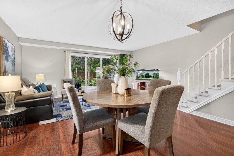 STUNNING TOWNHOUSE IN QUIET STONEY CREEK NEIGHBOURHOOD!