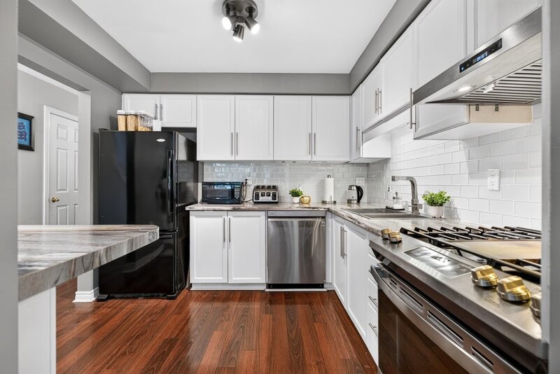 STUNNING TOWNHOUSE IN QUIET STONEY CREEK NEIGHBOURHOOD!