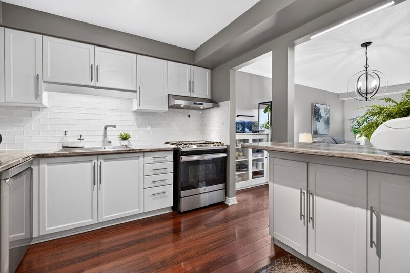 STUNNING TOWNHOUSE IN QUIET STONEY CREEK NEIGHBOURHOOD!