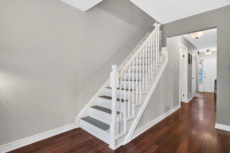STUNNING TOWNHOUSE IN QUIET STONEY CREEK NEIGHBOURHOOD!
