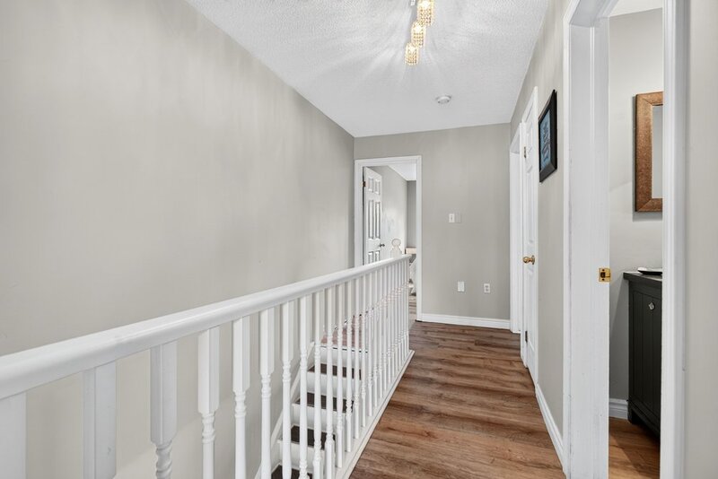 STUNNING TOWNHOUSE IN QUIET STONEY CREEK NEIGHBOURHOOD!