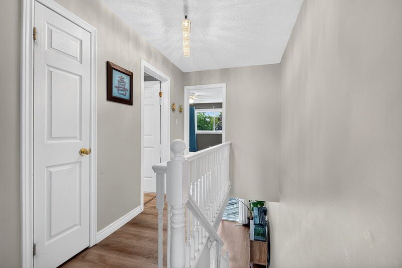 STUNNING TOWNHOUSE IN QUIET STONEY CREEK NEIGHBOURHOOD!