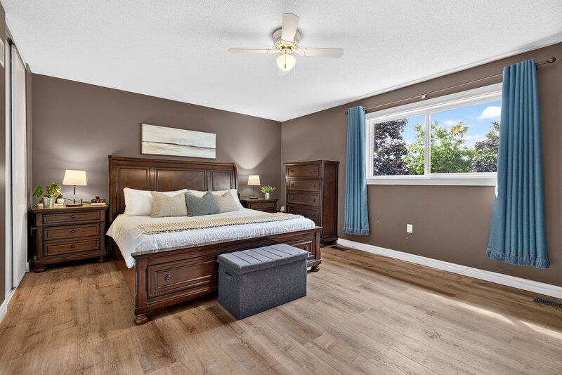 STUNNING TOWNHOUSE IN QUIET STONEY CREEK NEIGHBOURHOOD!
