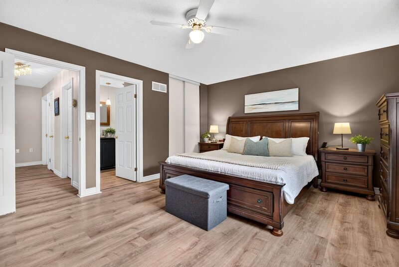 STUNNING TOWNHOUSE IN QUIET STONEY CREEK NEIGHBOURHOOD!