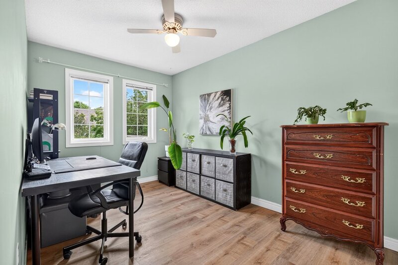 STUNNING TOWNHOUSE IN QUIET STONEY CREEK NEIGHBOURHOOD!