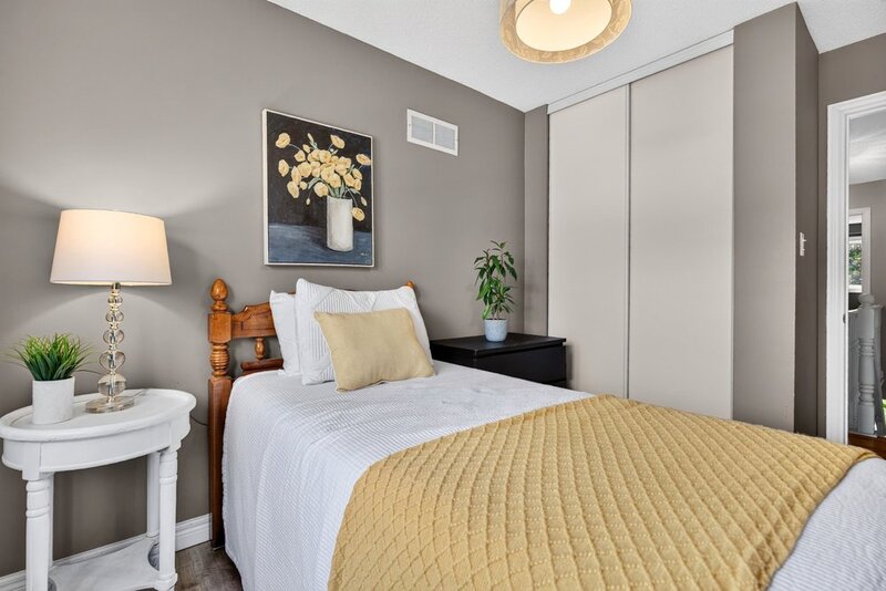 STUNNING TOWNHOUSE IN QUIET STONEY CREEK NEIGHBOURHOOD!