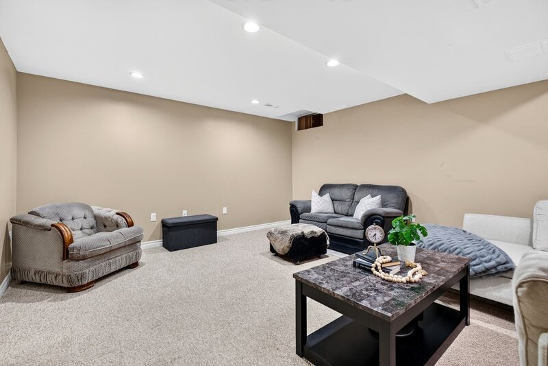 STUNNING TOWNHOUSE IN QUIET STONEY CREEK NEIGHBOURHOOD!