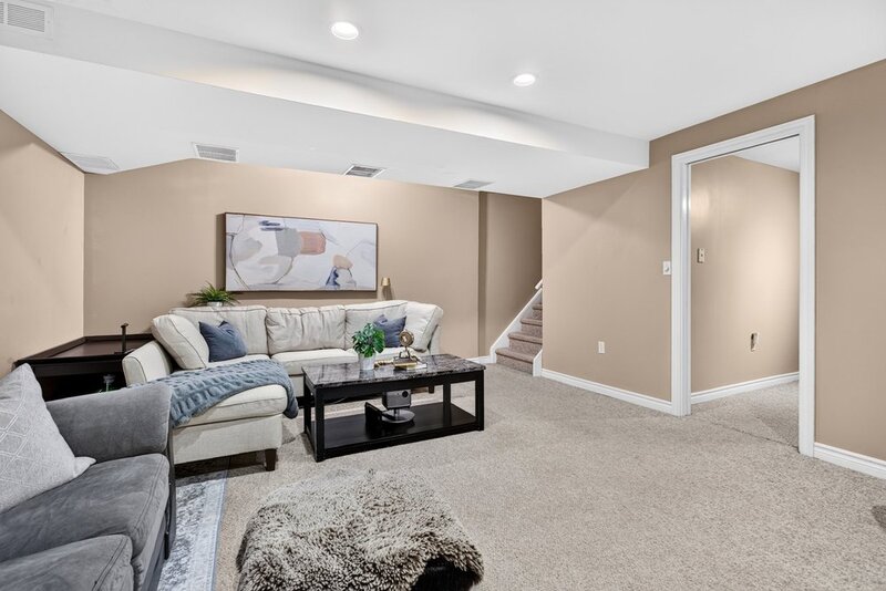STUNNING TOWNHOUSE IN QUIET STONEY CREEK NEIGHBOURHOOD!