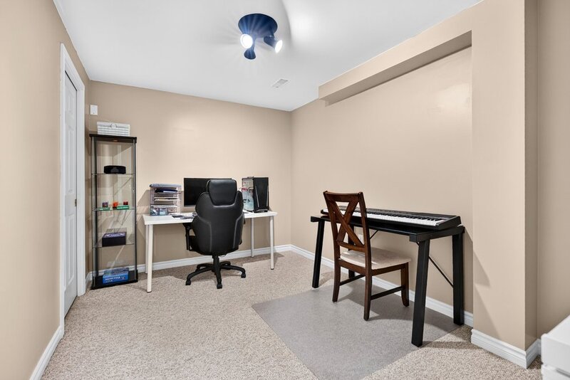 STUNNING TOWNHOUSE IN QUIET STONEY CREEK NEIGHBOURHOOD!
