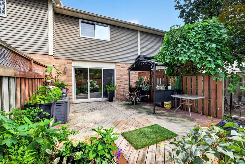 STUNNING TOWNHOUSE IN QUIET STONEY CREEK NEIGHBOURHOOD!