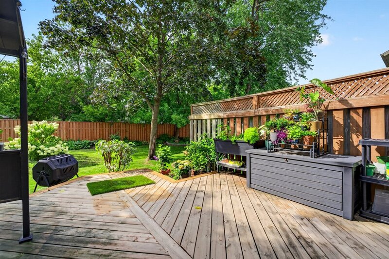 STUNNING TOWNHOUSE IN QUIET STONEY CREEK NEIGHBOURHOOD!