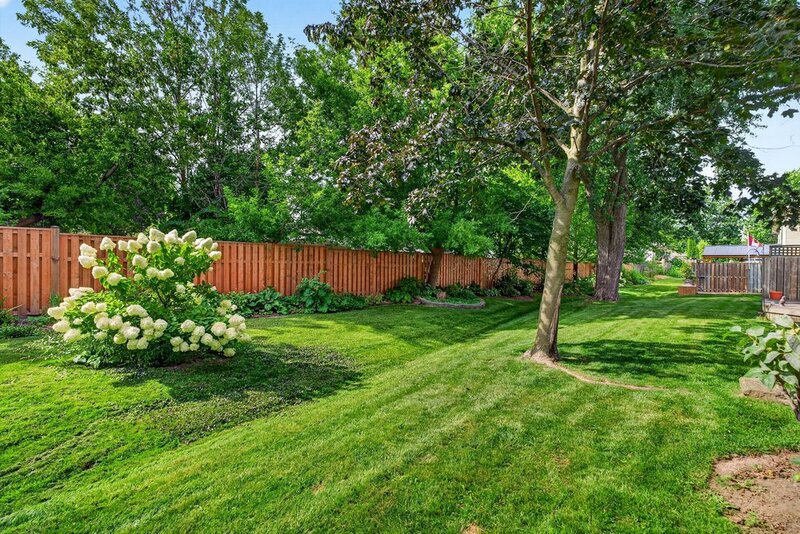 STUNNING TOWNHOUSE IN QUIET STONEY CREEK NEIGHBOURHOOD!