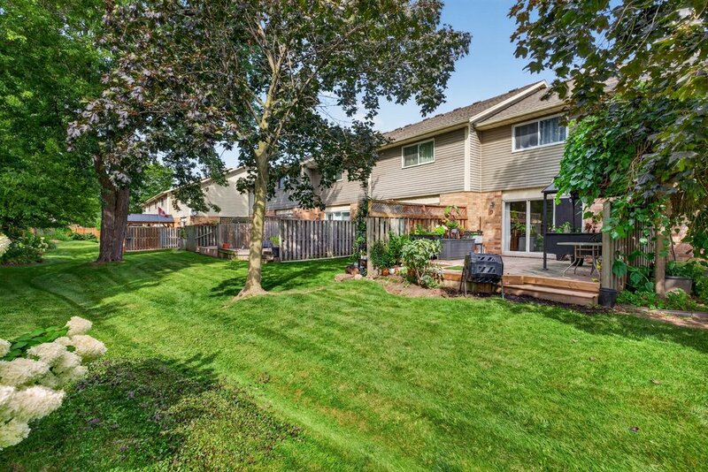 STUNNING TOWNHOUSE IN QUIET STONEY CREEK NEIGHBOURHOOD!