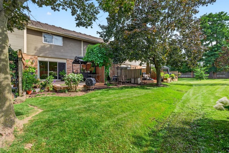 STUNNING TOWNHOUSE IN QUIET STONEY CREEK NEIGHBOURHOOD!