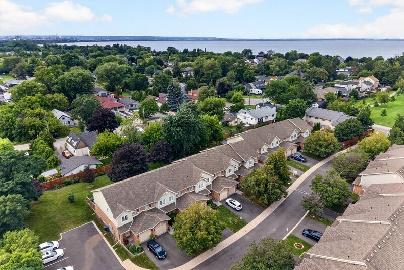 STUNNING TOWNHOUSE IN QUIET STONEY CREEK NEIGHBOURHOOD!