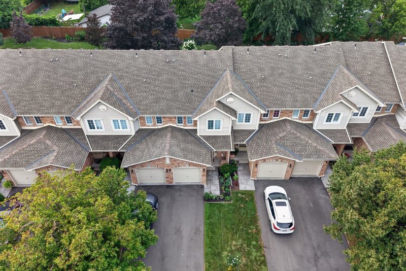 STUNNING TOWNHOUSE IN QUIET STONEY CREEK NEIGHBOURHOOD!