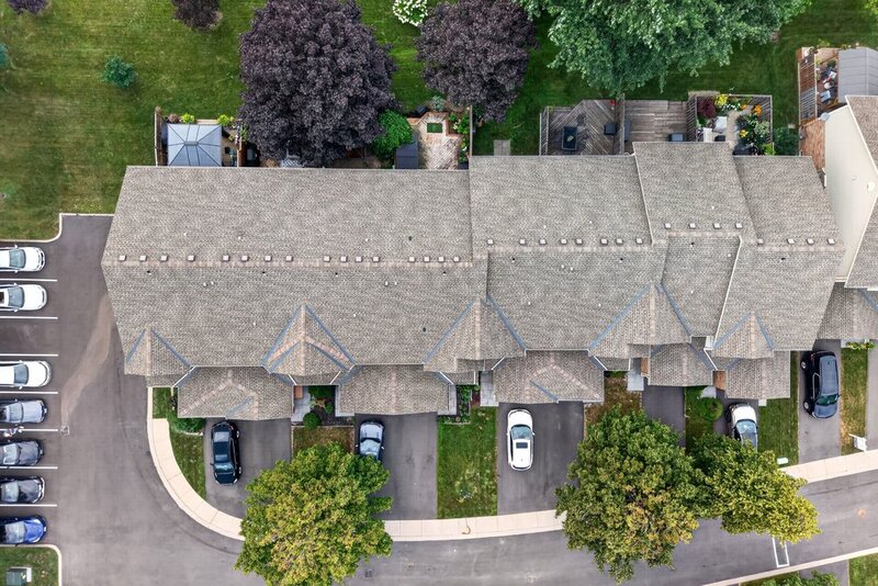 STUNNING TOWNHOUSE IN QUIET STONEY CREEK NEIGHBOURHOOD!