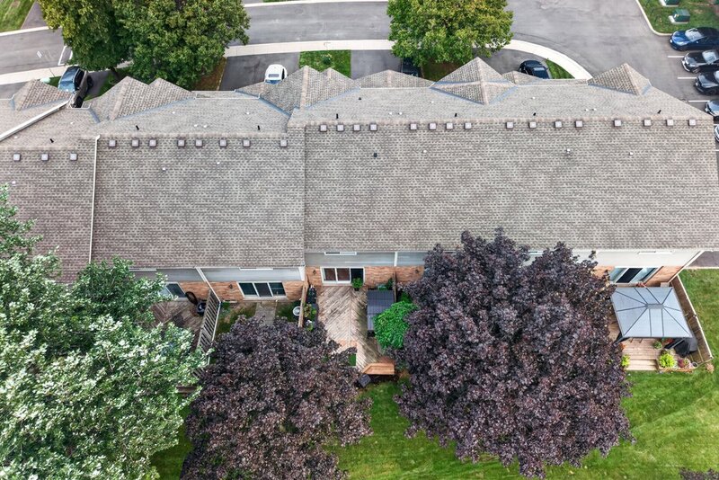 STUNNING TOWNHOUSE IN QUIET STONEY CREEK NEIGHBOURHOOD!