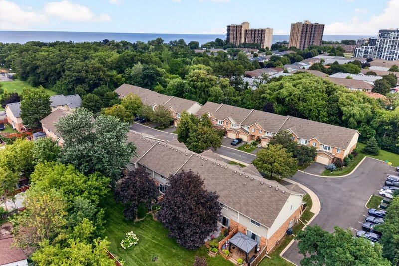 STUNNING TOWNHOUSE IN QUIET STONEY CREEK NEIGHBOURHOOD!