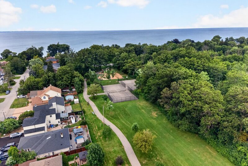 STUNNING TOWNHOUSE IN QUIET STONEY CREEK NEIGHBOURHOOD!