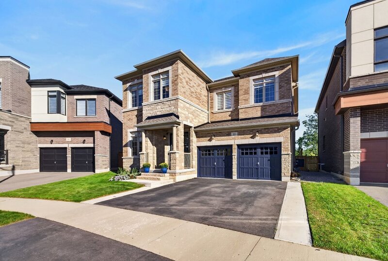 BEAUTIFUL WATERDOWN HOME BACKING ONTO GREENSPACE!