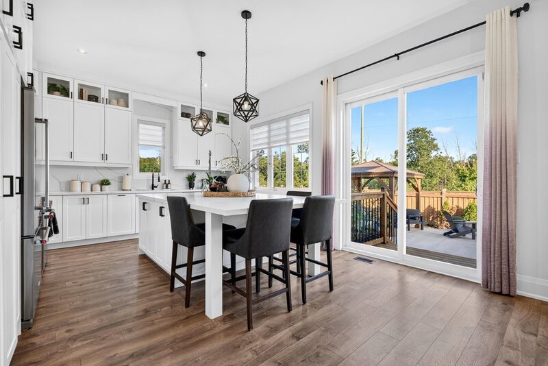 BEAUTIFUL WATERDOWN HOME BACKING ONTO GREENSPACE!