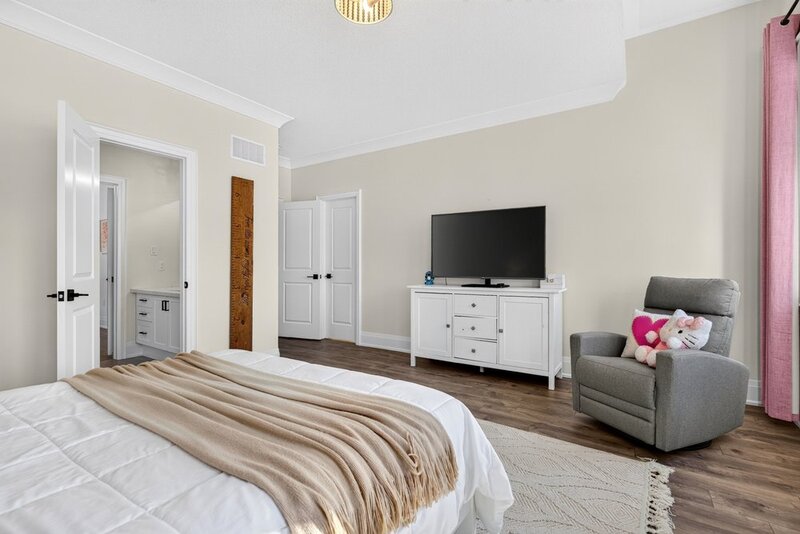 BEAUTIFUL WATERDOWN HOME BACKING ONTO GREENSPACE!