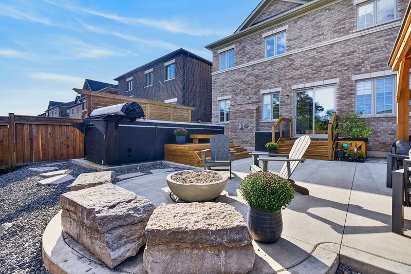 BEAUTIFUL WATERDOWN HOME BACKING ONTO GREENSPACE!