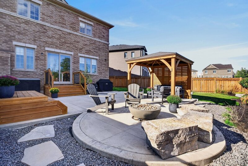 BEAUTIFUL WATERDOWN HOME BACKING ONTO GREENSPACE!