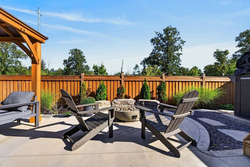 BEAUTIFUL WATERDOWN HOME BACKING ONTO GREENSPACE!
